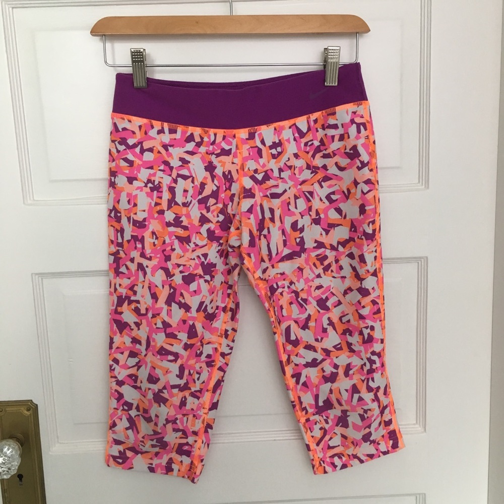 Nike Girls' Legend Graphic Capris Leggings